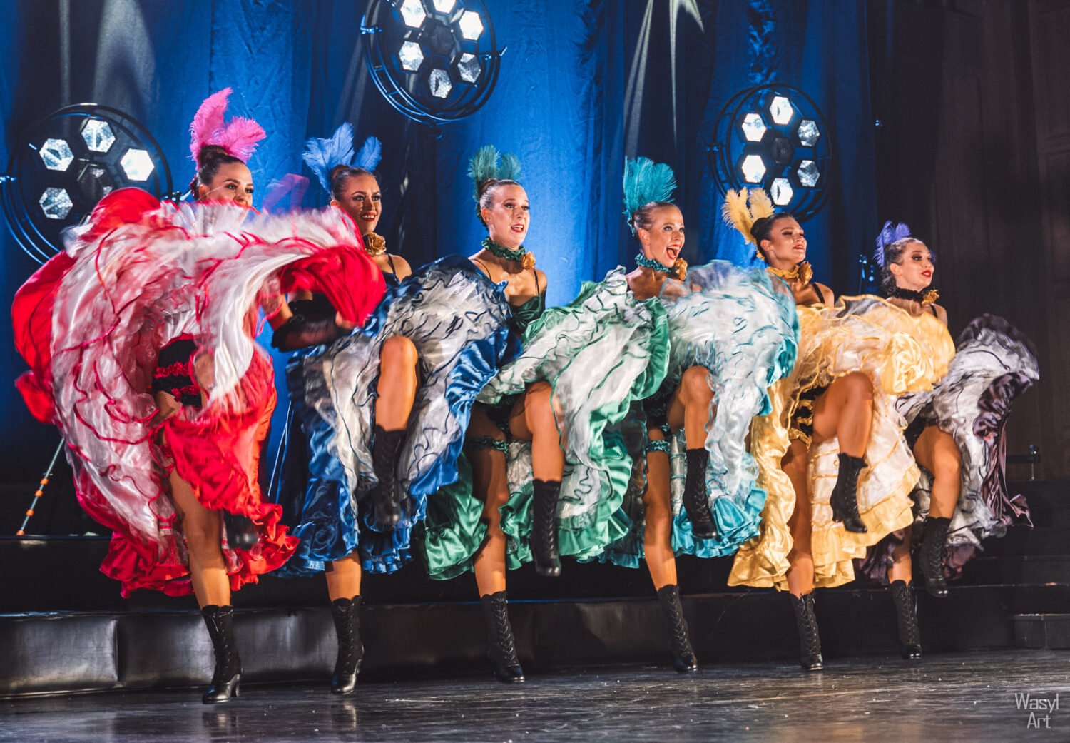 Read more about the article Diamonds Legs Dancers